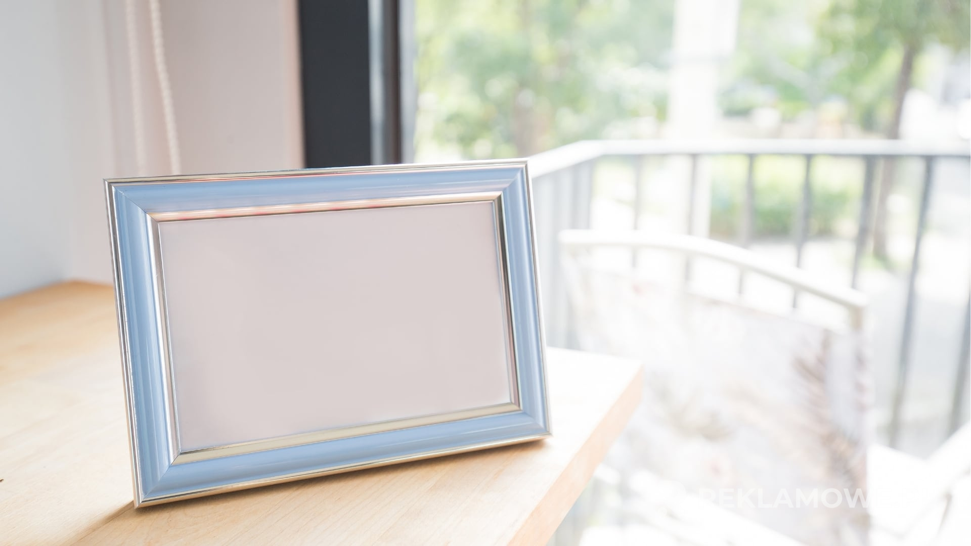 Grafika reklamowa w ramce przyciągająca uwagę