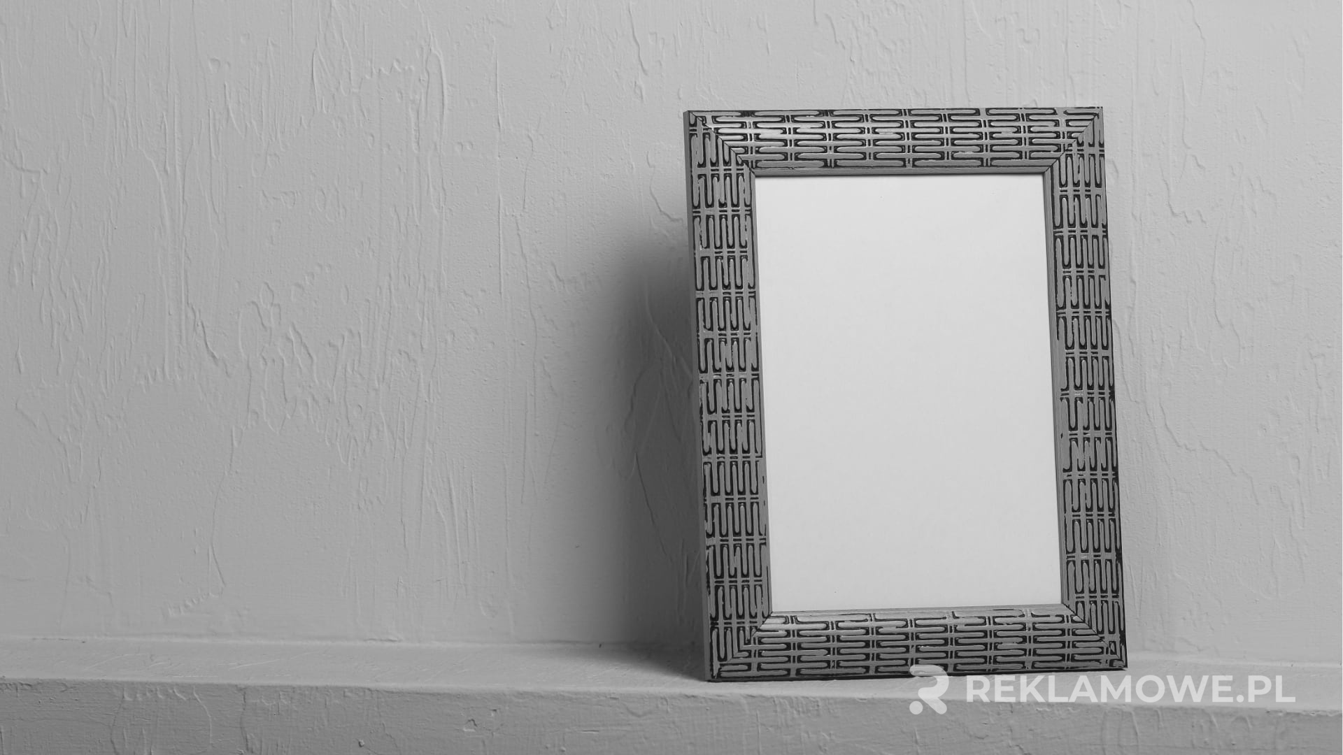 Duża reklama typu billboard na zewnątrz