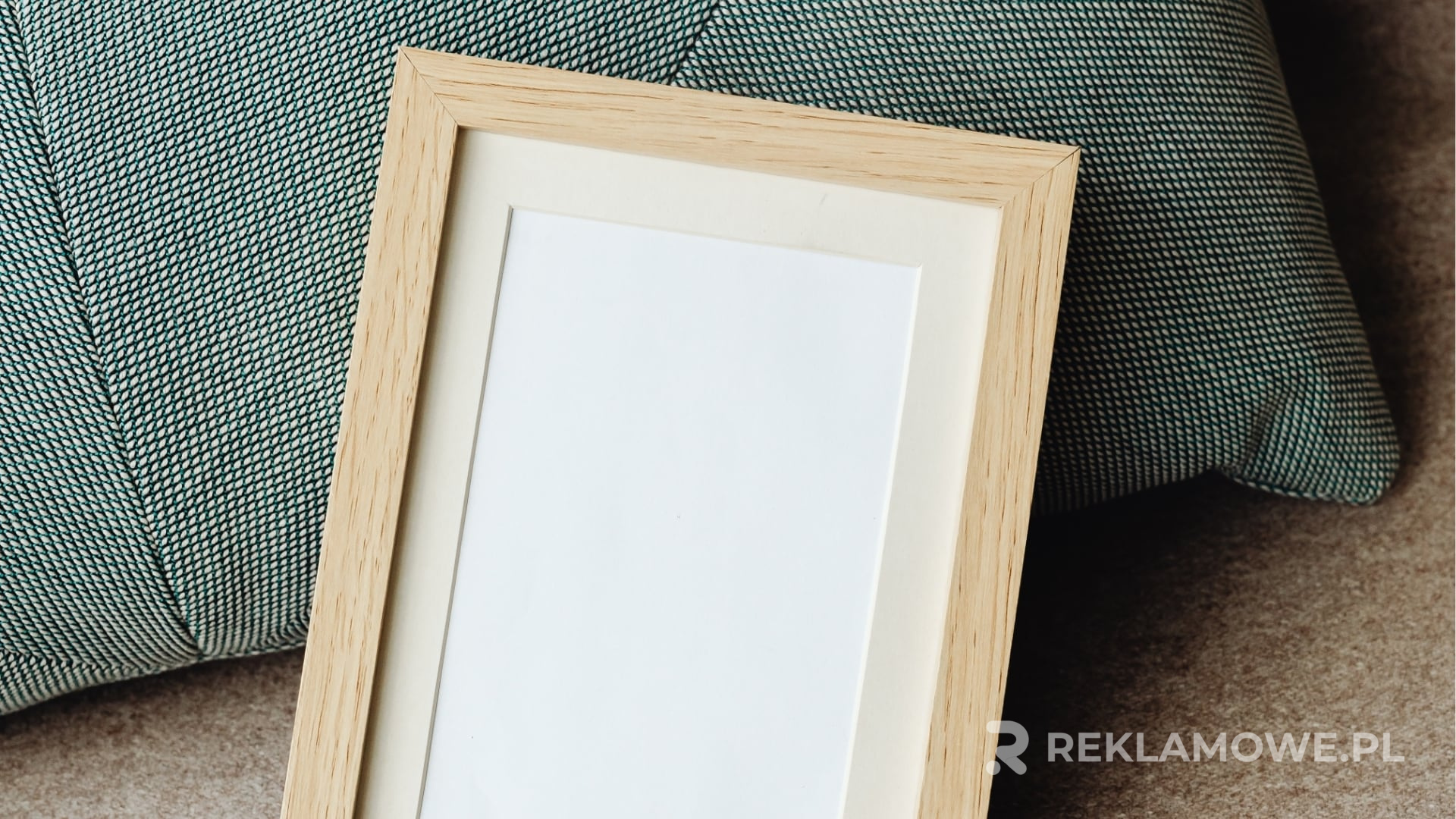 Kreatywne zastosowania ramek reklamowych w biznesie