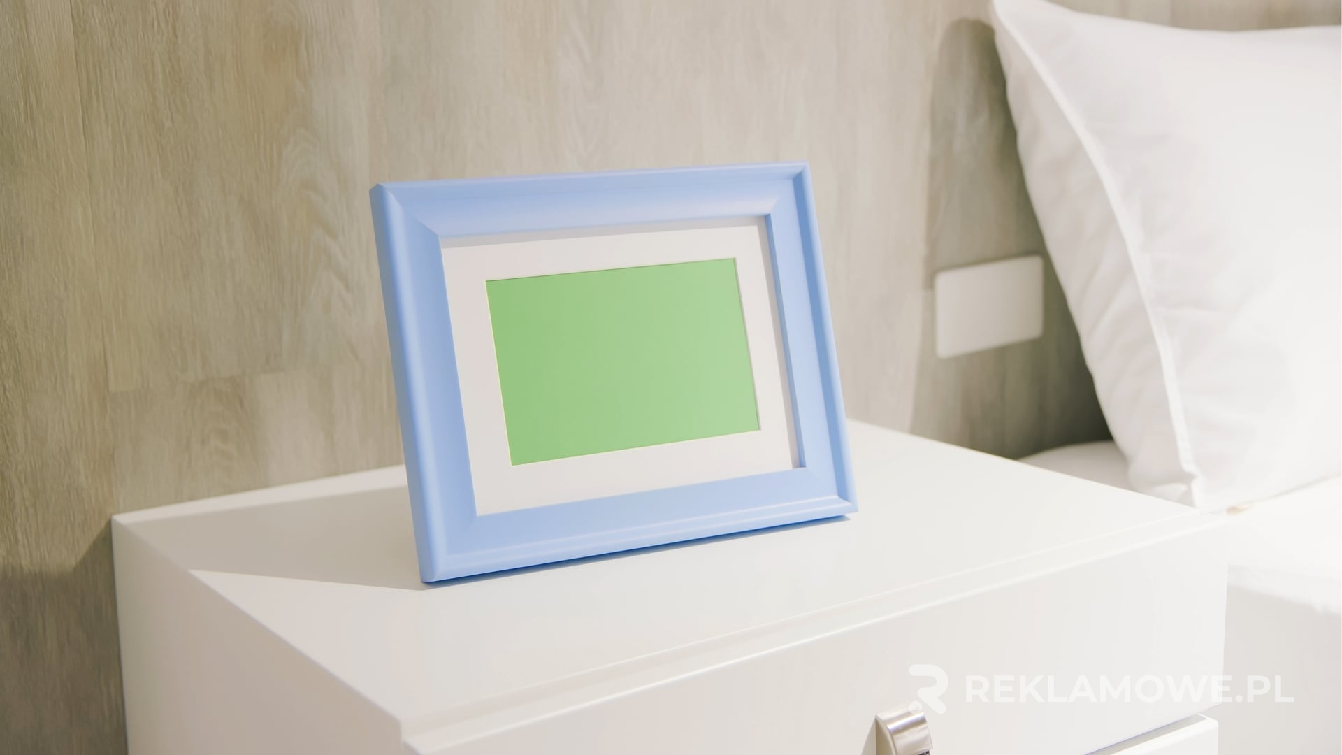 Ramki reklamowe w miejskim krajobrazie