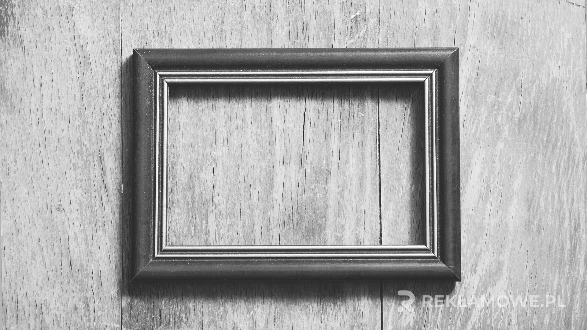 Ramka reklamowa na pojazdzie w ruchu